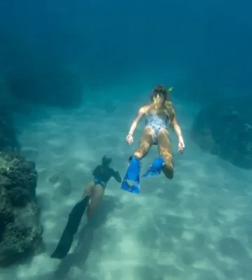 woman-with-scuba-gear-swimming-ocean_23-2148976457